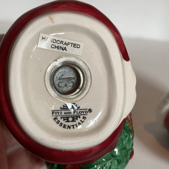 Fitz & Floyd Vintage Salt Bottom & Pepper Top Santa Holding Wreath 5" x 3.5" - Picture 12 of 16